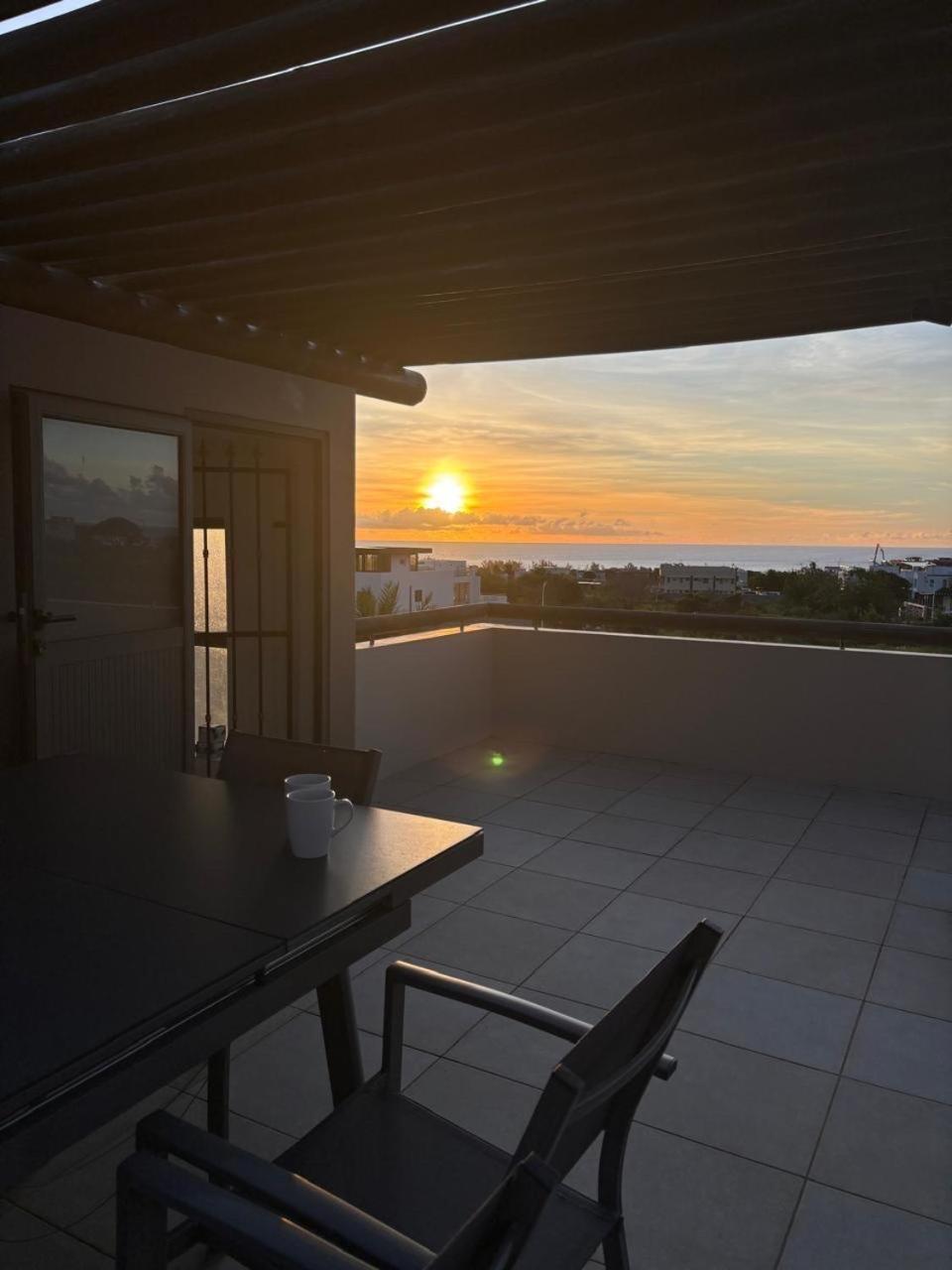 Stunning 3-Bedroom Apartment With Private Rooftop Terrace & Gorgeous Pool Flic en Flac Ngoại thất bức ảnh