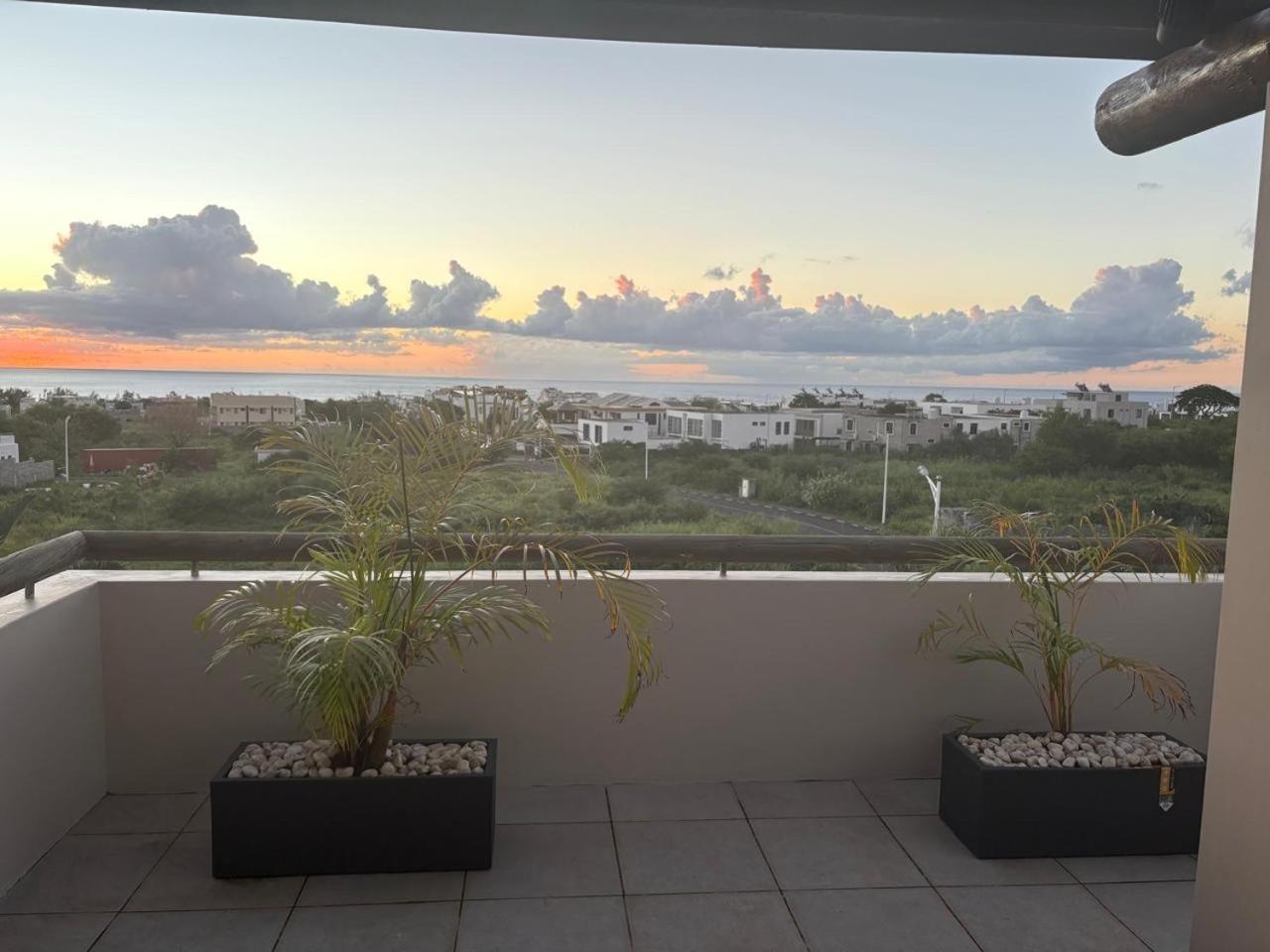 Stunning 3-Bedroom Apartment With Private Rooftop Terrace & Gorgeous Pool Flic en Flac Ngoại thất bức ảnh